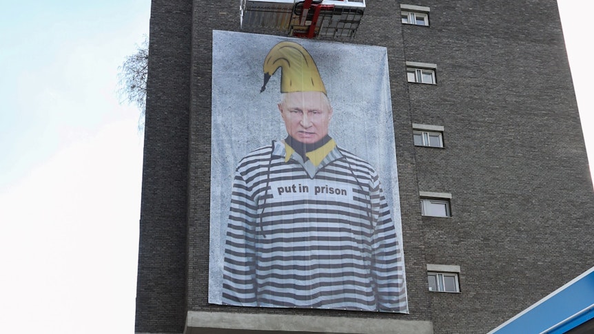 Das Putin-Plakat auf der Aachener Straße in Köln.