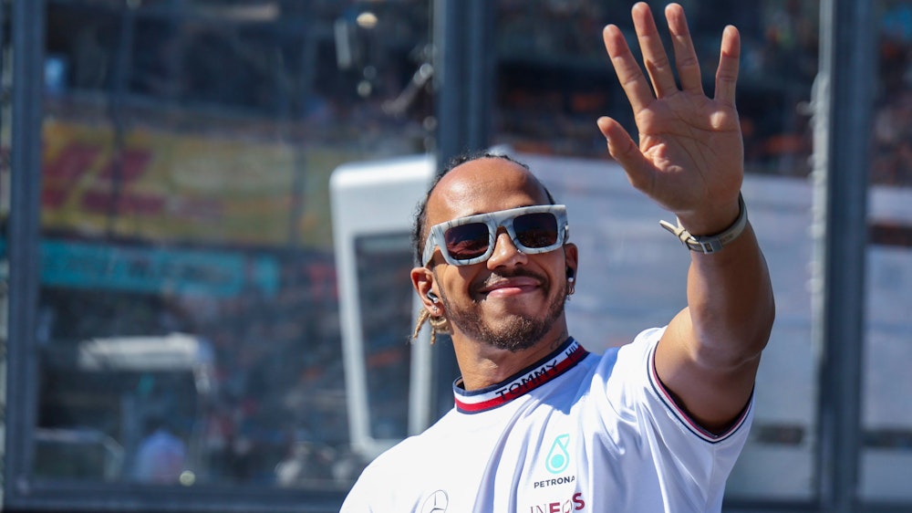 Lewis Hamilton winkt den Zuschauern vor dem Australien-Rennen der Formel 1