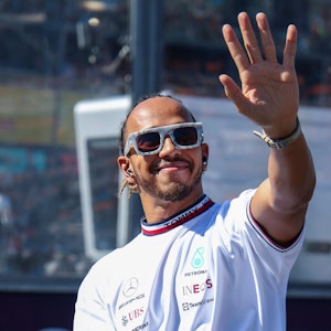 Lewis Hamilton winkt den Zuschauern vor dem Australien-Rennen der Formel 1