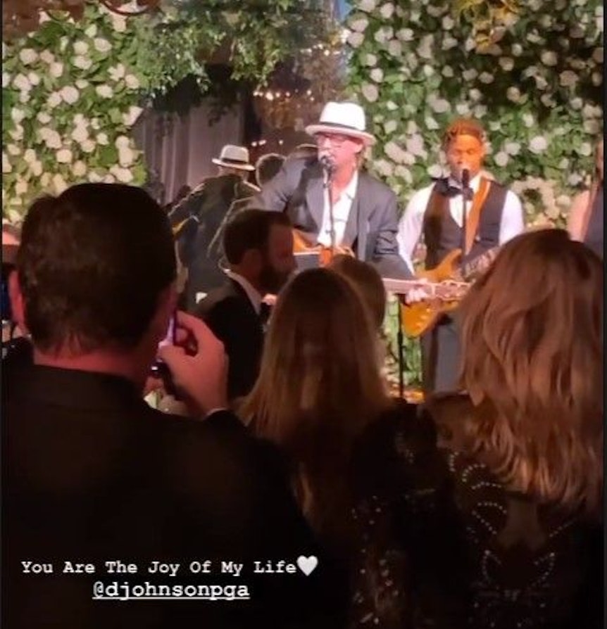 Rockstar Kid Rock singt auf der Hochzeitsparty.