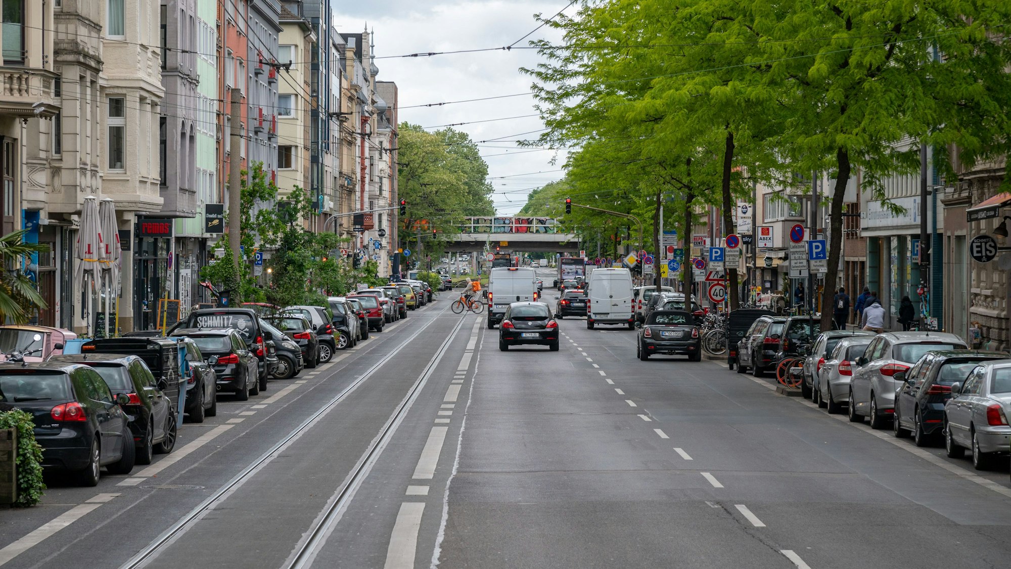 An der Aachener Straße parken rechts und links zahlreiche Autos.