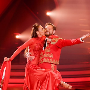 Bastian Bielendorfer, Comedian, und Ekaterina Leonova, Profitänzerin, tanzen in der RTL-Tanzshow "Let's Dance" im Coloneum.