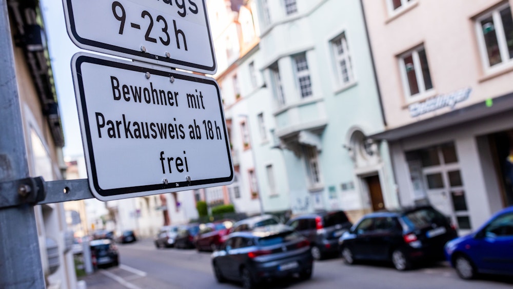 So wie hier im Mai 2021 in Freiburg gibt es überall in Deutschland gekennzeichnete Flächen, auf denen Anwohjnerinnen und Anwohner mit einem entsprechenden Ausweis parken können.