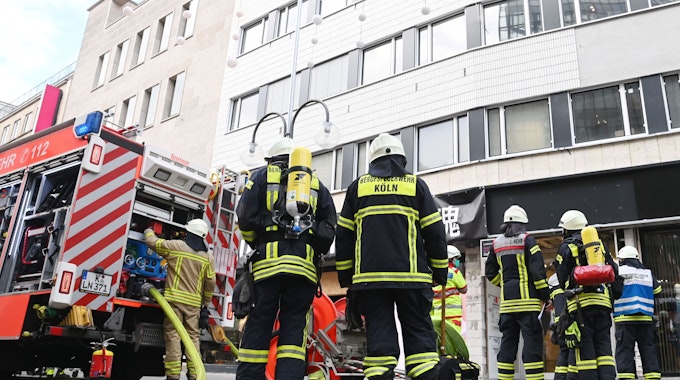 Einsatz der Feuerwehr auf der Schildergasse in Köln