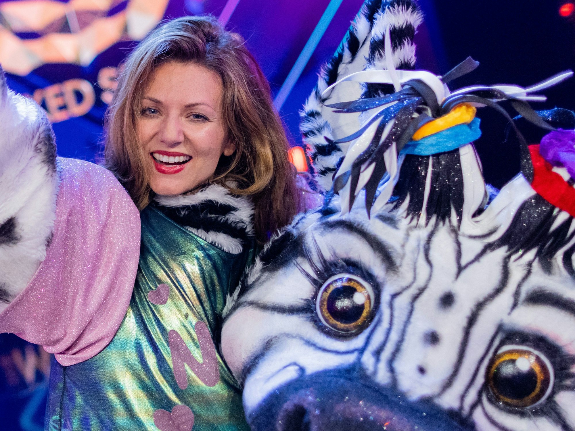Ella Endlich, Sängerin, freut sich als Figur «Das Zebra» mit dem Siegerpokal in der Prosieben-Show «The Masked Singer» über den Sieg in der 6. Staffel.