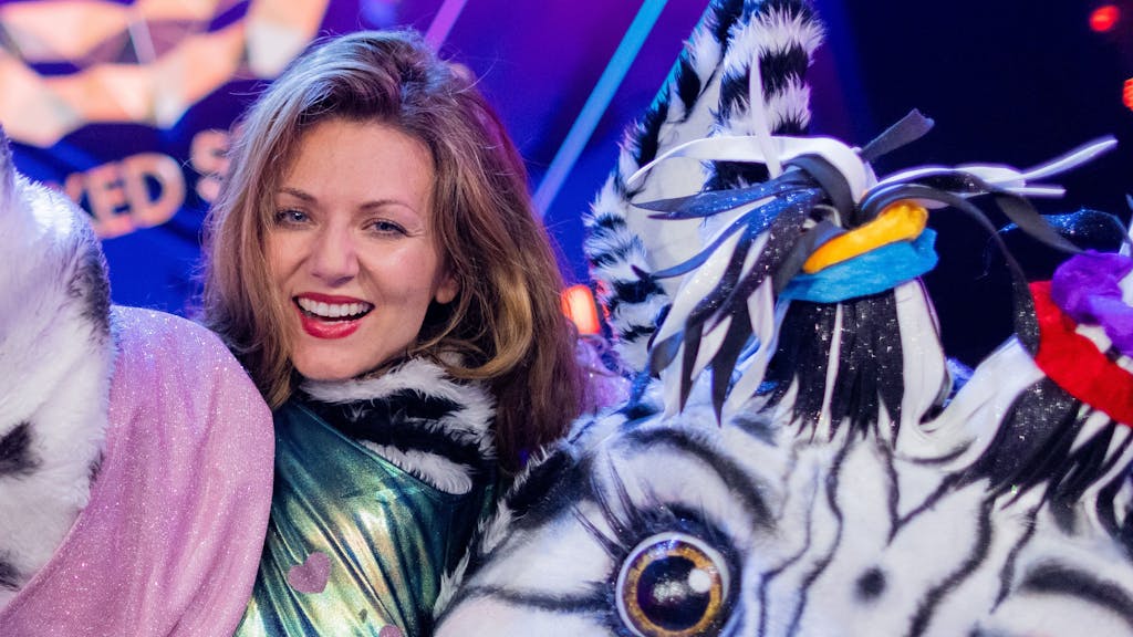 „The Masked Singer“ 2022: Mit einem Feuerwerk an sensationellen Performances ging die sechste Staffel der Gesangsrateshow am 23. April 2023 zu Ende – es gewann das Zebra. Unter dem Kostüm steckte die schöne Sängerin Ella Endlich.