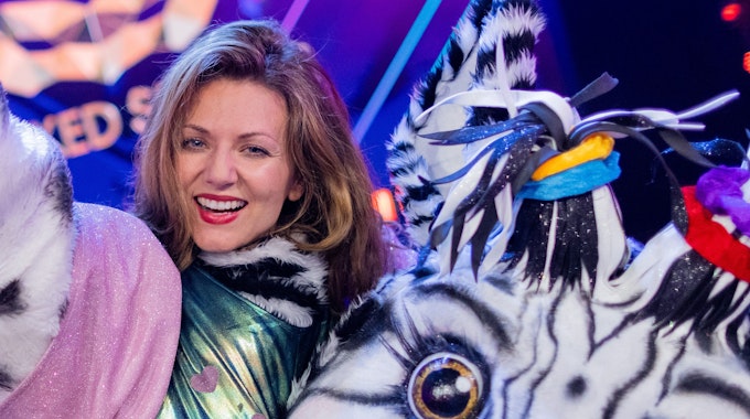 „The Masked Singer“ 2022: Mit einem Feuerwerk an sensationellen Performances ging die sechste Staffel der Gesangsrateshow am 23. April 2023 zu Ende – es gewann das Zebra. Unter dem Kostüm steckte die schöne Sängerin Ella Endlich.