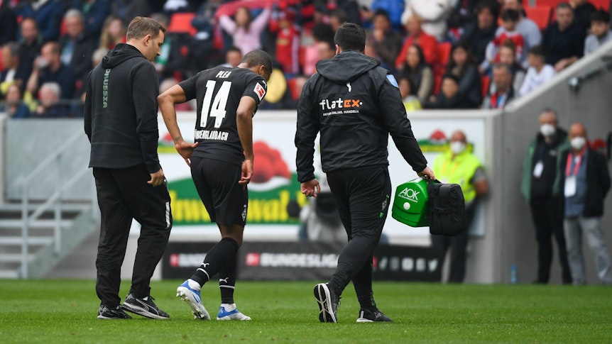 Alassane Plea von Borussia Mönchengladbach musste am Samstag (23. April 2022) beim Auswärtsspiel in Freiburg verletzungsbedingt ausgewechselt werden.