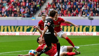 Nicolas Hoefler vom SC Freiburg bei einer strittigen Szene zum Elfmeter am 23. April 2022. Der Schiedsrichter entschied auf Handspiel nach Videobeweis.