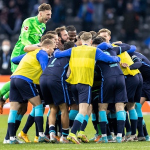 Das Team von Hertha BSC jubelt nach dem Sieg im Kreis.