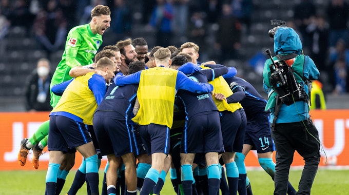Das Team von Hertha BSC jubelt nach dem Sieg im Kreis.