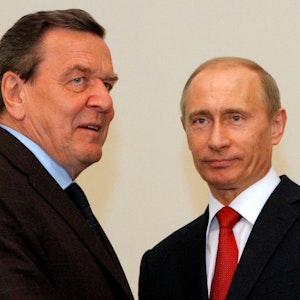 Gerhard Schröder mit seinem langjährigen Freund Wladimir Putin im Jahr 2009.