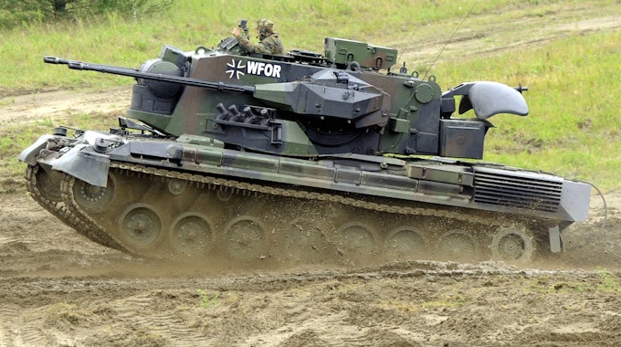 Ein Flakpanzer vom Typ Gepard (Archivbild aus dem Jahr 2009): Bereits in den 1970er-Jahren entwickelt und produziert, bildete er für lange Zeit einen Eckpfeiler der Bundeswehr. Jetzt soll er der Ukraine im Krieg Hilfe leisten – doch es gibt ein Problem.