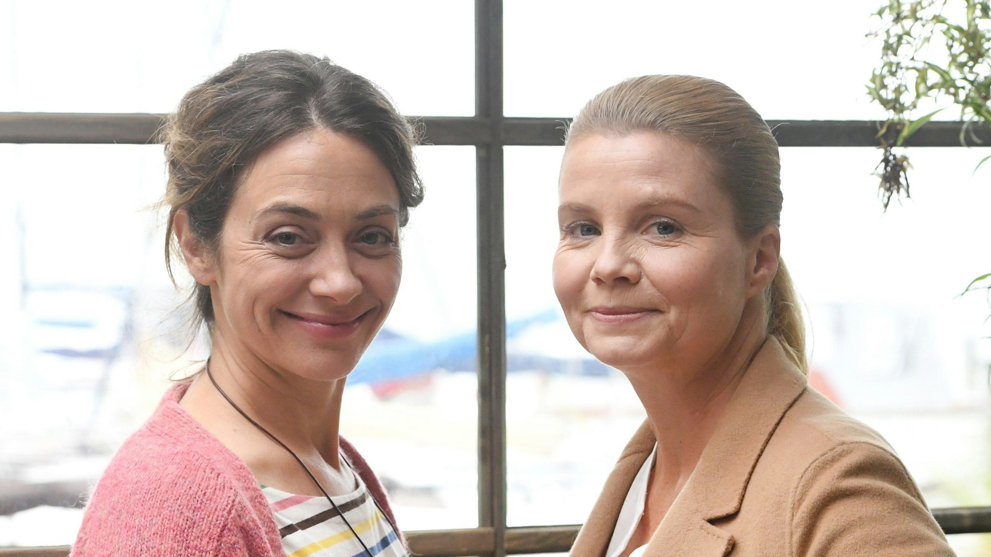 Die Schauspielerinnen Julia Richter und Annette Frier (l-r) stehen bei einem Fototermin zur Herzkino-Reihe "Ella Schön" (ZDF) am Set.
