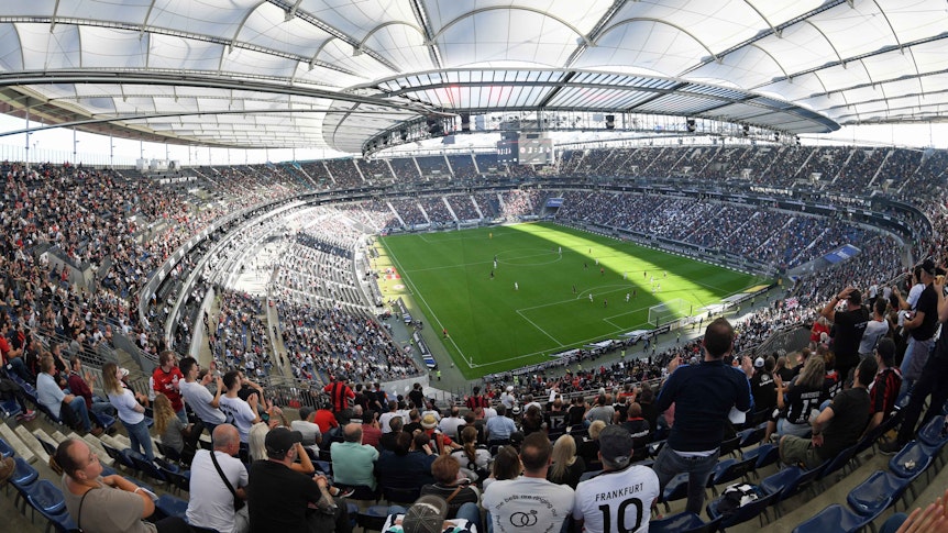 Die Frankfurter Arena während eines Bundesliga-Duells am 25. September 2021. Die Zuschauer blicken auf das Spielfeld.