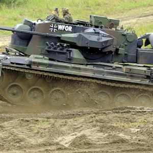Ein Flakpanzer vom Typ Gepard fährt auf dem Truppenübungsplatz in Munster während der Informationslehrübung „Das Heer im Einsatz“ über das Gelände.