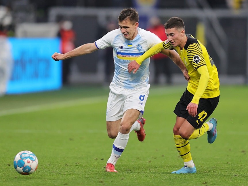 Borussia Dortmunds Goktan Gurpuz im Zweikampf mit Volodymyr Shepelev