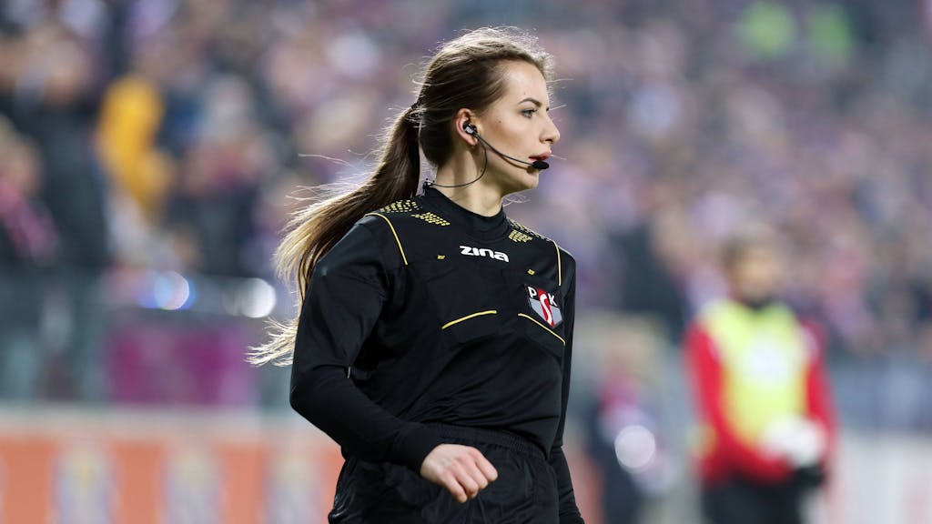 Karolina Bojar als Linienrichterin im Spiel Gornik Zabrze gegen Hajduk Split.