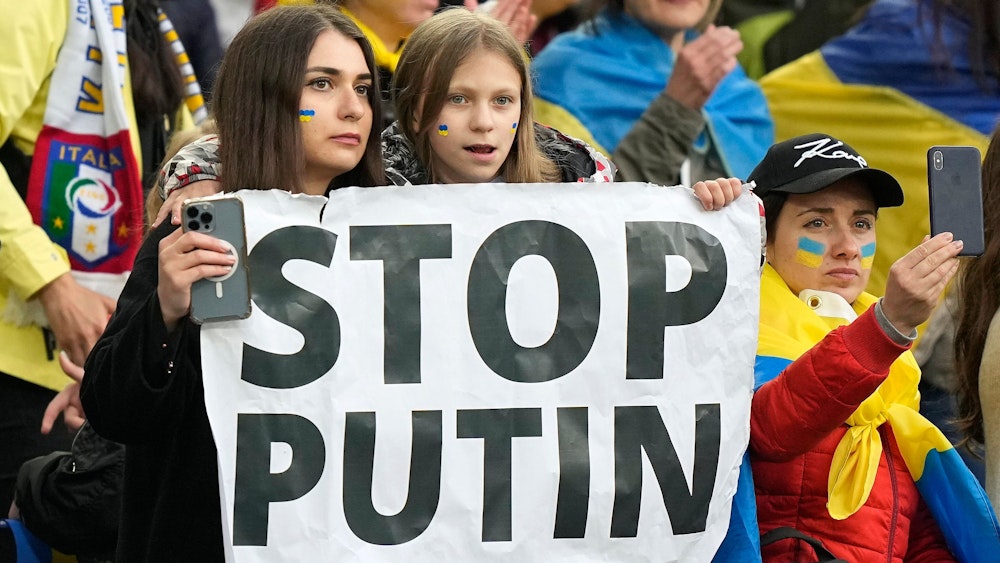 Fans halten beim Benefizspiel Borussia Dortmund gegen Dynamo Kyjiw ein Banner mit der Aufschrift „Stop Putin“