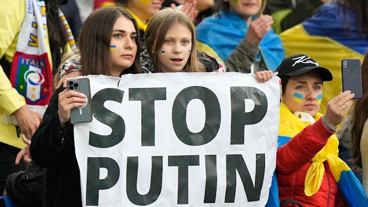 Fans halten beim Benefizspiel Borussia Dortmund gegen Dynamo Kyjiw ein Banner mit der Aufschrift „Stop Putin“