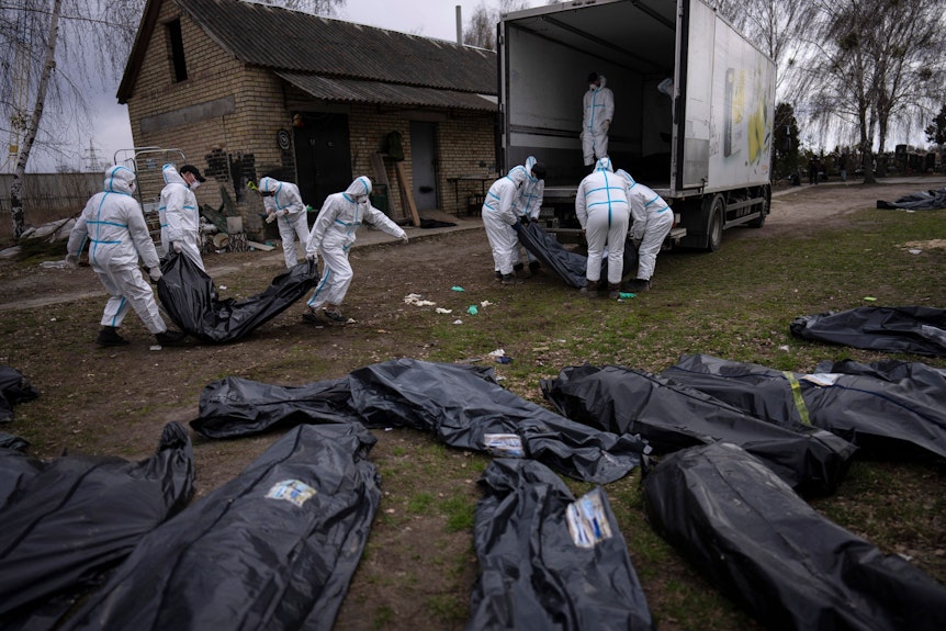 Freiwillige laden am 12. April in Butscha Leichensäcke in einen Lkw, damit die Toten durch internationale Ermittlerinnen und Ermittler in Augenschein genommen werden können.