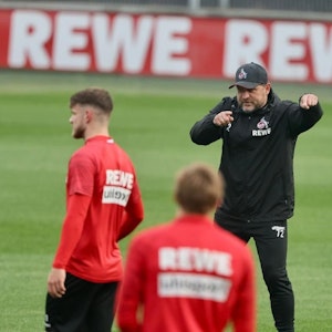 FC-Trainer Steffen Baumgart agiert bei der Einheit am Geißbockheim auf dem Platz.