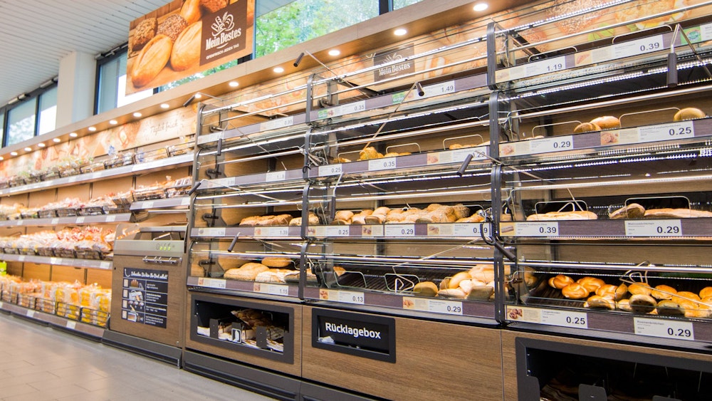 Brötchen und Brote liegen in einem Ladenlokal von Aldi Nord