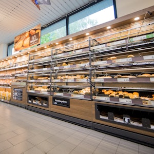 Ein Foto zeigt die große Auswahl an Broten und Brötchen in einer Aldi-Filiale (Symbolfoto von 2016),