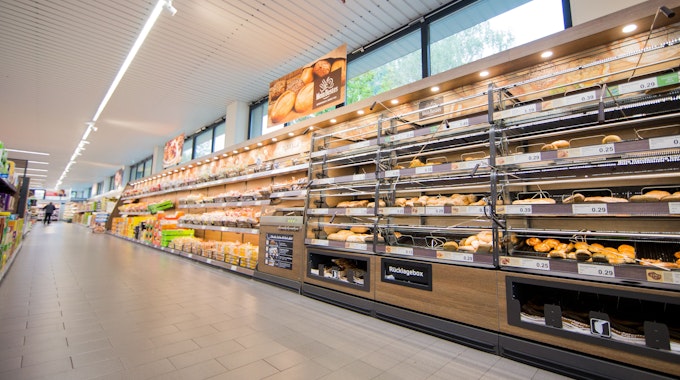 Ein Foto zeigt die große Auswahl an Broten und Brötchen in einer Aldi-Filiale (Symbolfoto von 2016),