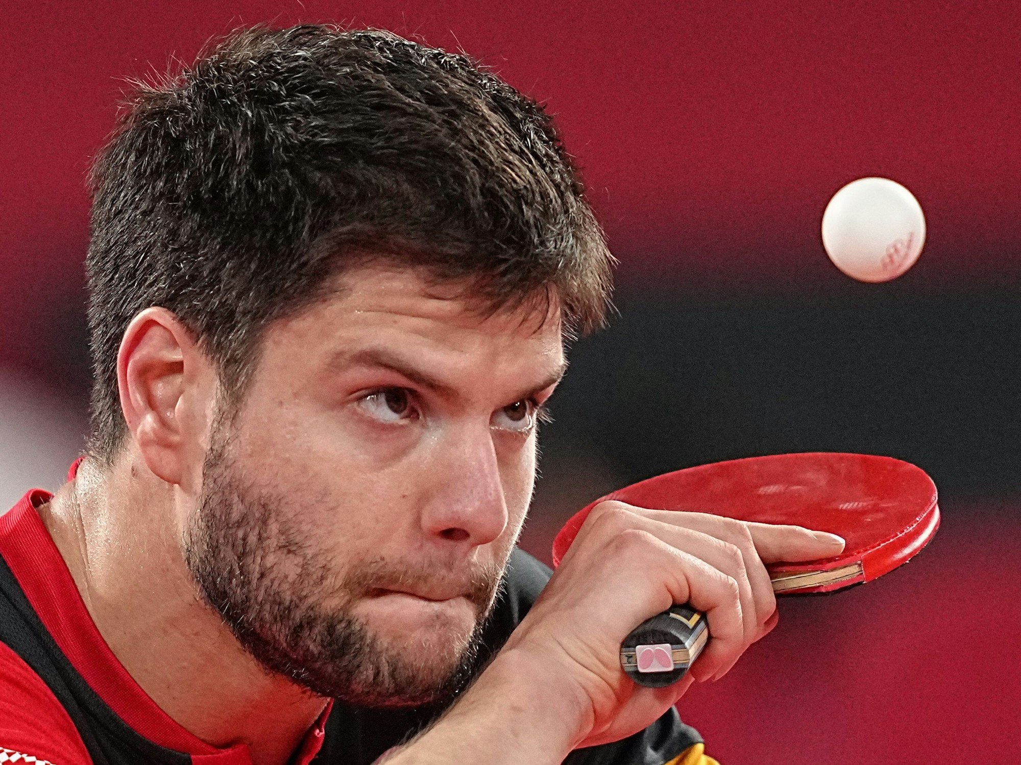 Dimitrij Ovtcharov fokussiert auf den Tischtennis-Ball bei Olympia in Tokio.