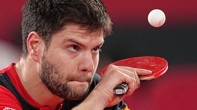 Dimitrij Ovtcharov fokussiert auf den Tischtennis-Ball bei Olympia in Tokio.