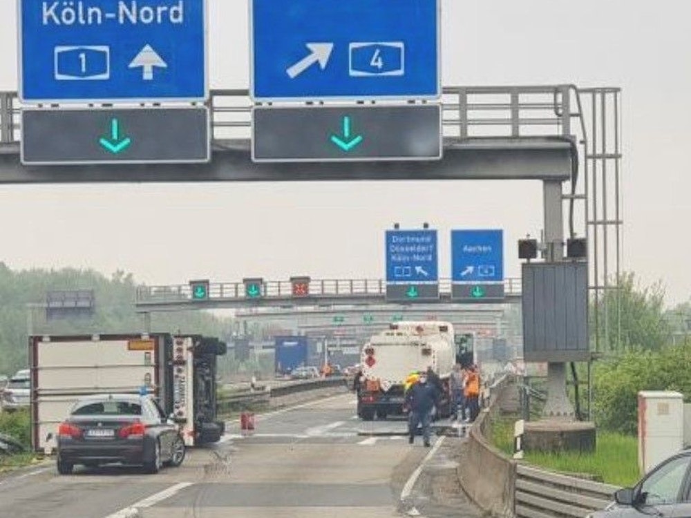 Nach einem Unfall im Autobahnkreuz Köln-West am Dienstagvormittag (26. April 2022) war die Verteilerfahrbahn in Richtung Dortmund voll gesperrt. Das Foto zeigt die Unfallstelle.