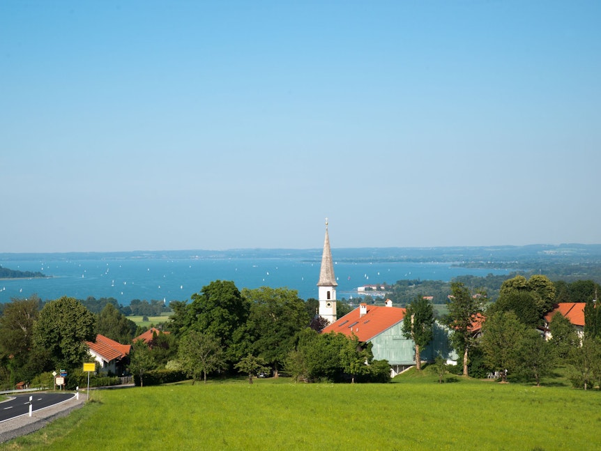 Eine der besten Outdoor-Sehenswürdigkeiten in Bayern ist der Chiemsee.