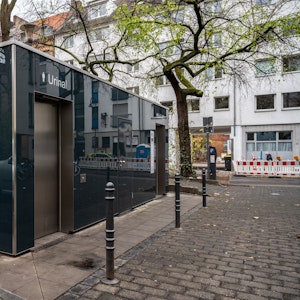 Eine Toilettenanlage steht am Kölner Severinswall.