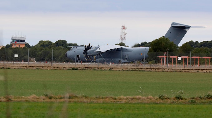 Ein Flugzeug der Luftwaffe trifft auf dem Luftwaffenstützpunkt Los Llanos in Albacete, Kastilien-La Mancha ein, um die Waffenlieferung für die Ukraine abzuholen.