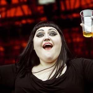 Beth Ditto, Frontfrau der Rockband Gossip, performte im Juli 2012 auf dem Roskilde Festival in Roskilde (Dänemark).