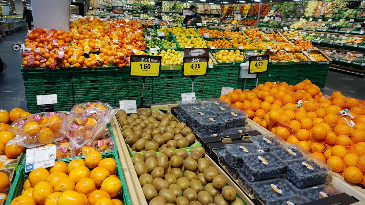 Eine Obst-Abteilung in einem Supermarkt