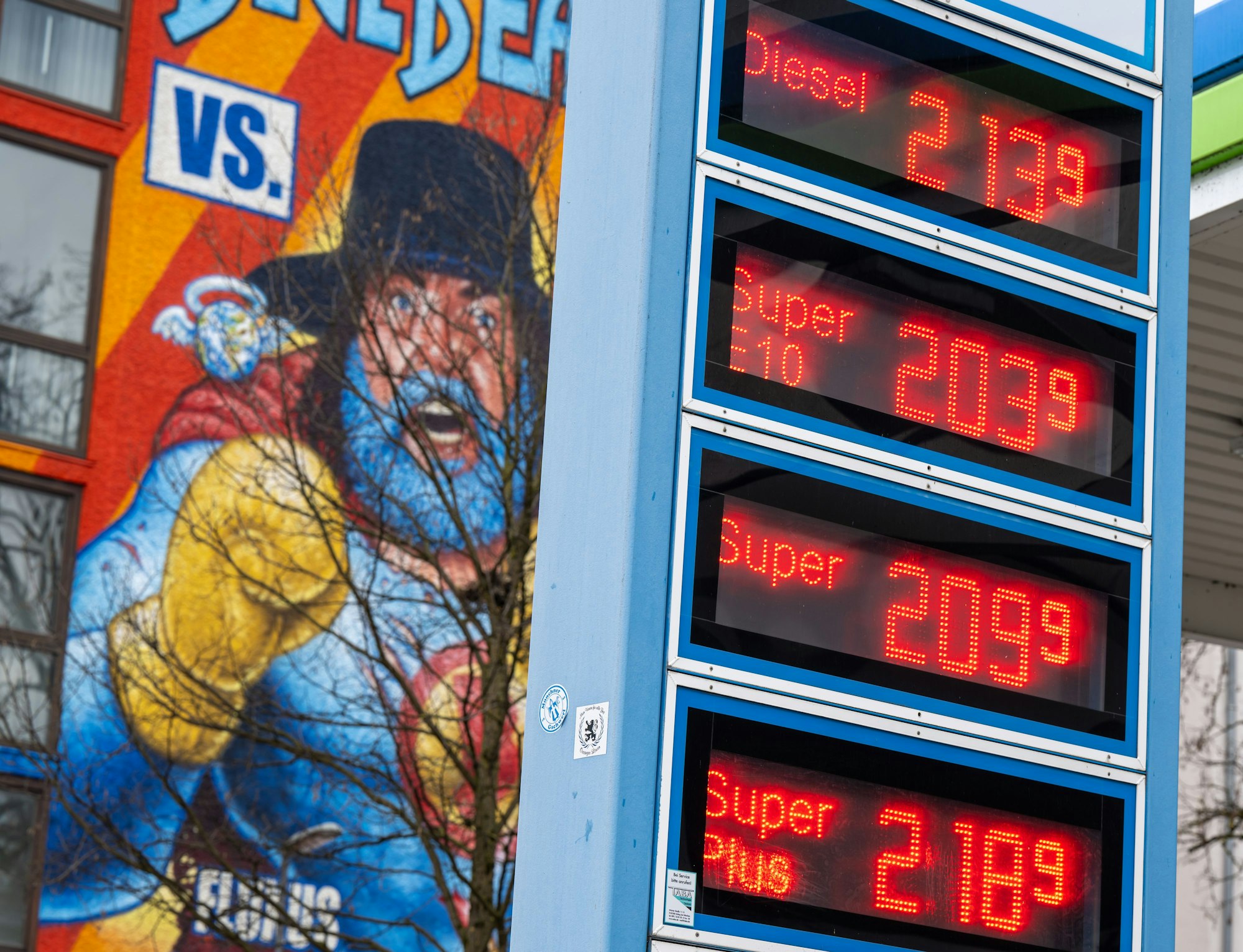 Die Kraftstoffpreise für Diesel, Super E10, Super und Super Plus stehen in den Morgenstunden auf der Anzeigentafel einer Tankstelle. Spritpreise gehen nach oben: Unser Foto ist ein undatiertes Symbolbild von einer Tankstelle.