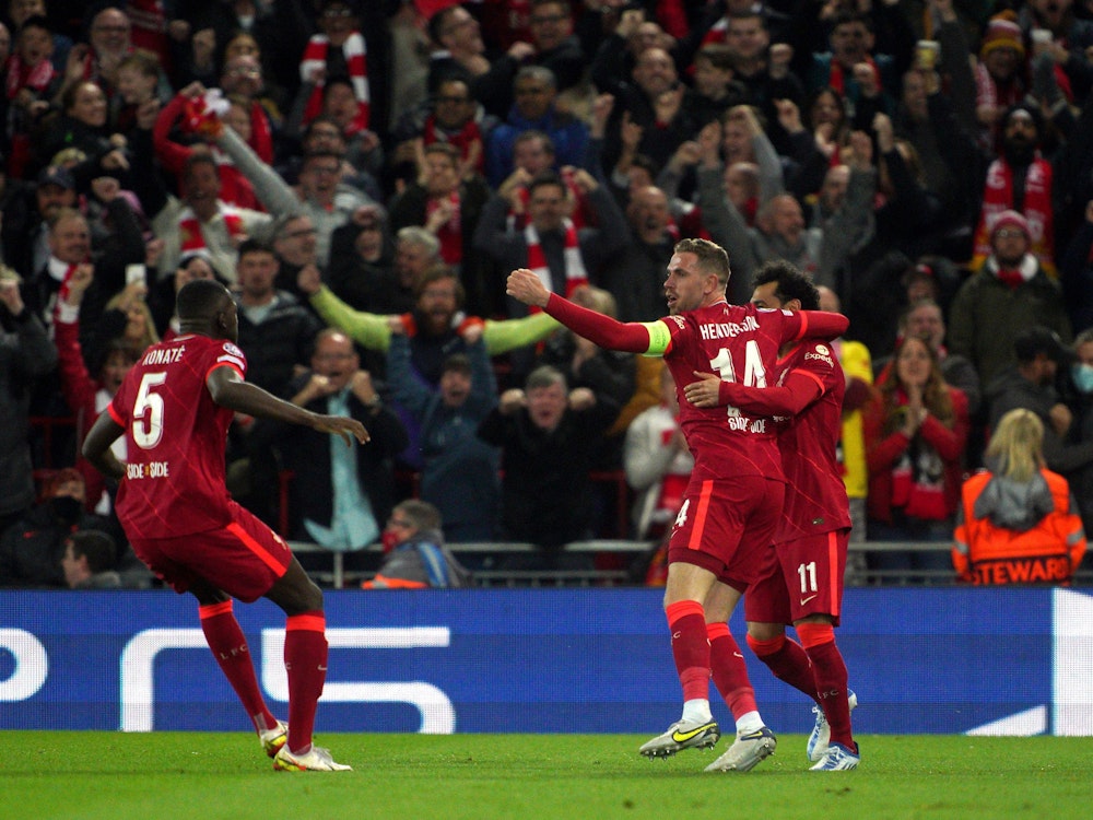 Jordan Henderson (M), Mohamed Salah (r) und Ibrahima Konate (l) vom FC Liverpool jubeln über das 1:0.