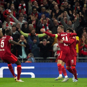 Jordan Henderson (M), Mohamed Salah (r) und Ibrahima Konate (l) vom FC Liverpool jubeln über das 1:0.