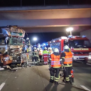 Feuerwehr an der Unfallstelle nach einem Unfall zwischen zwei LKW auf der A1 zwischen Erftstadt und Bliesheim.