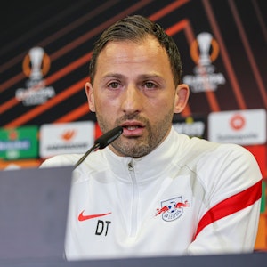 Domenico Tedesco spricht während der Pressekonferenz in der RB Leipzig Fußballakademie.