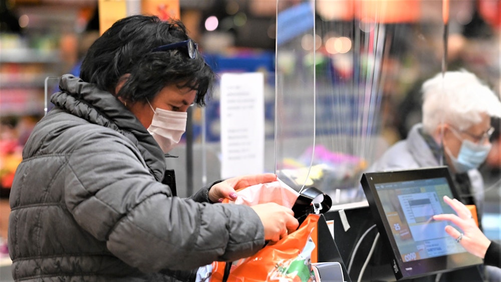 Eine Edeka-Filiale in NRW hat die Maskenpflicht wieder eingeführt. Sie gilt für eine bestimmte Zeit. Unser Symbolbild zeigt eine Kundin mit einem Mundschutz in einem Supermarkt im November 2021.