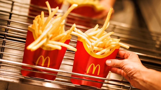 McDonald's und Burger King stehen für günstiges und schnelles Fast-Food-Essen. Doch auch hier mussten Kundinnen und Kunden in den letzten Monaten und Jahren immer mehr draufzahlen. Unser Archivbild vom Dezember 2021 zeigt Tüten mit Pommes frites in einer McDonald's-Filiale.