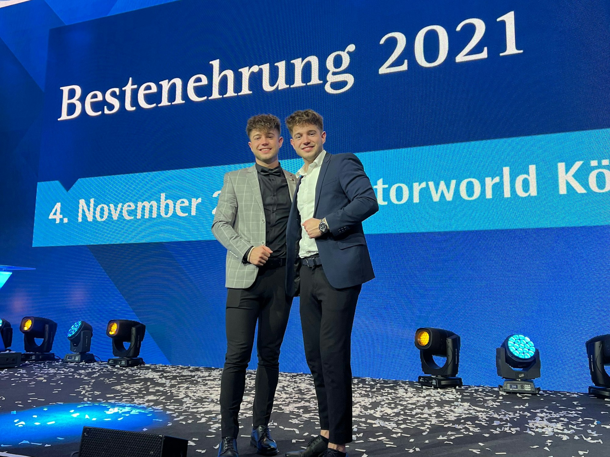 Roman und Nikita Kiselev stehen auf einer Bühne auf der Feier der Bestenehrung der IHK Köln am 4. November 2021.
