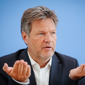 Robert Habeck (Bündnis 90/Die Grünen), Bundesminister für Wirtschaft und Klimaschutz (BMWK), gibt eine Pressekonferenz zur Vorstellung der Frühjahrsprojektion.