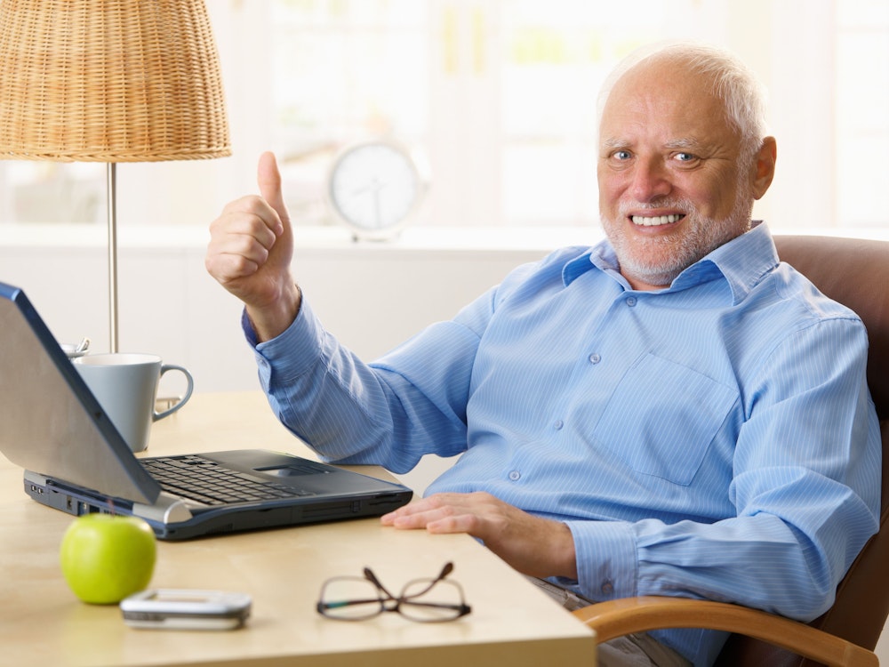 Das Bild zeigt den durch Memes im Internet bekannten Hide the pain Harold mit erhobenem Daumen vor einem Laptop sitzend.