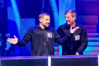 Zu Beginn der Show hatten Klaas Heufer-Umlauf (links) und Joko Winterscheidt noch jede Menge zu lachen, doch im dritten Spiel wendete sich das Blatt.