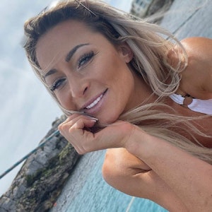 Pia Niedermeier posiert für ein Selfie im Bikini