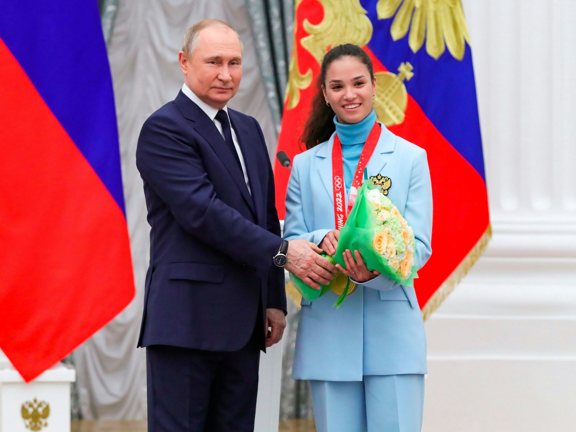 Wladimir Putin ehrt Ski-Langläuferin Veronika Stepanowa.
